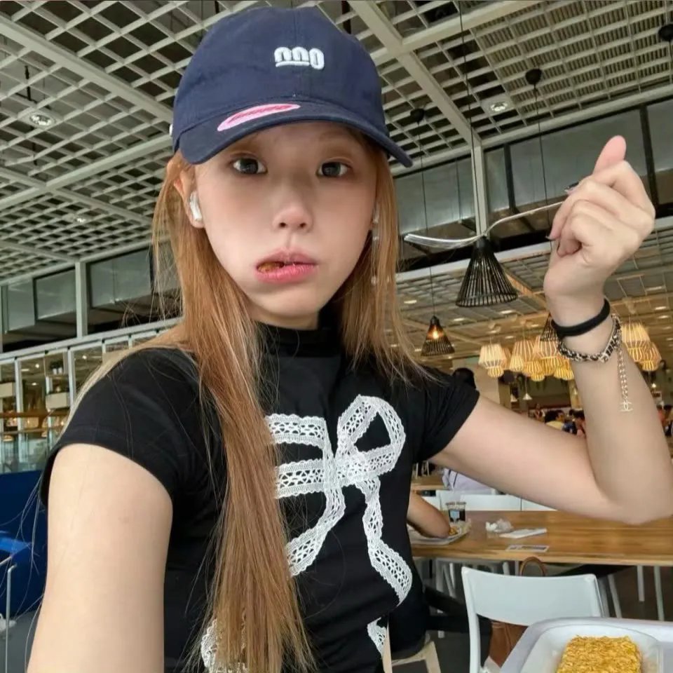 穿进游戏后她们都想辅助我修行